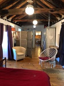 เตียงในห้องที่ Maison de Charme avec piscine et Jacuzzi au dessus de la rivière