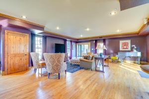 ein Wohnzimmer mit Möbeln und einem Klavier in der Unterkunft On-Site Hiking Bays View Lodge in Kingsport! in Kingsport