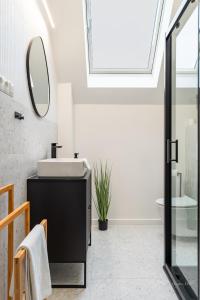 a bathroom with a sink and a mirror at Dom Czarna Owca - Widok na góry, sauna - SpaceApart in Karpacz +26 photos