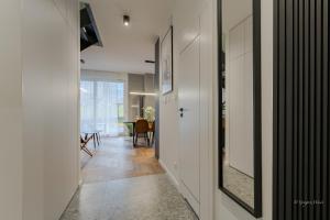 a hallway with a door and a dining room at Dom Czarna Owca - Widok na góry, sauna - SpaceApart in Karpacz