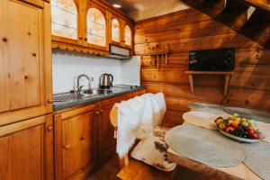 Kuchyňa alebo kuchynka v ubytovaní VisitZakopane Apartament Limba