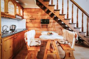 Kuchyňa alebo kuchynka v ubytovaní VisitZakopane Apartament Limba