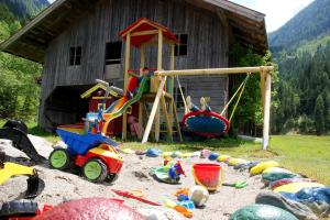 Ein Kinderspielbereich in der Unterkunft Gasthof Schütthof