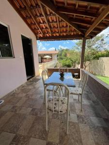 Una mesa y dos sillas en un patio. en Chácara Almeida, en Socorro