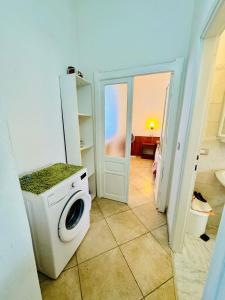 een badkamer met een wasmachine in een kamer bij Asfodeli 19 in Centro in San Teodoro