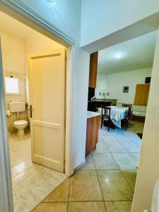 een open deur naar een keuken en een badkamer bij Asfodeli 19 in Centro in San Teodoro
