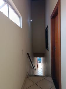 una habitación vacía con una escalera y una ventana en Teixeira e Souza, en Cabo Frío