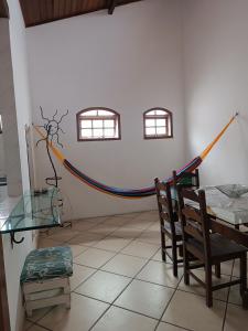 Habitación con hamaca en la pared en Teixeira e Souza, en Cabo Frío