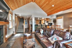 Posezení v ubytování Historic Old Town Home, Walk to Main St - Larger Deck, Mountain Views and Private Hot Tub