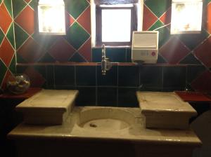 ヴァンスにあるオーベルジュ デ セニョールの汚れたバスルーム(トイレ付)と窓