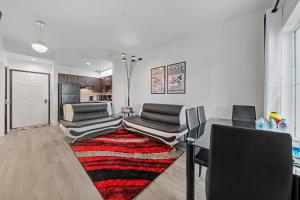 Una sala de estar con dos sillas y una alfombra. en 3 Beds Disneyfree Shuttle, en Orlando