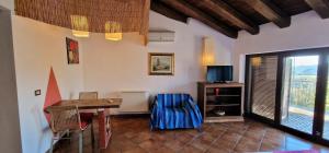 Televízia a/alebo spoločenská miestnosť v ubytovaní Agriturismo Tenuta Monte La Guardia