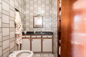 un baño con inodoro y lavabo en Suíte da Casa da Mi, en Porto Belo