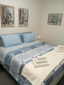 Katil atau katil-katil dalam bilik di sea view apartment +61 gambar