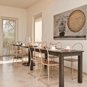 a dining room with a table and chairs at Hotel Garnì Villa Maria in Riva del Garda
