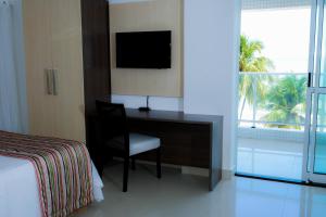 Uma TV ou centro de entretenimento em Val Atlantic Hotel