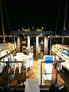 Alghero Houseboat Seabreeze 2餐厅或其他用餐的地方