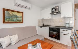 un salon avec un canapé et une table dans l'établissement Nice Apartment In Mundanije With Wifi, à Mundanije