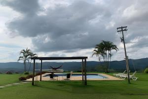 Bazén v ubytování Refúgio Terra - SitioSantaRita - Nazare Paulista nebo v jeho okolí