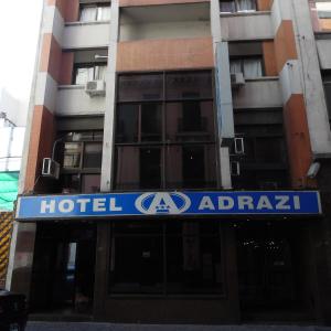 una señal de adrax de hotel frente a un edificio en Adrazi Internacional en Buenos Aires