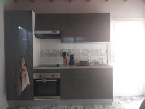 Η κουζίνα ή μικρή κουζίνα στο Deux-pièces en campagne avec terrasse