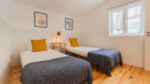 a room with two beds and a window at Pátio Vilareto - Villa Fernanda in São Domingos de Rana +24 photos