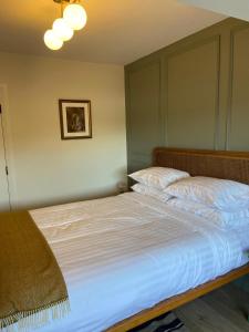Postel nebo postele na pokoji v ubytování Willow Lodge Cashel- Rock View-Sleeps from 2 up to 8 guests