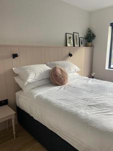 Postel nebo postele na pokoji v ubytování Willow Lodge Cashel- Rock View-Sleeps from 2 up to 8 guests