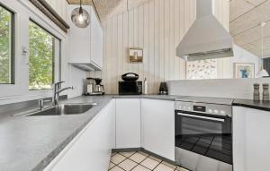 Kuchyň nebo kuchyňský kout v ubytování Gorgeous Home In Glesborg With Kitchen