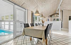 Bazén v ubytování Gorgeous Home In Glesborg With Kitchen nebo v jeho okolí