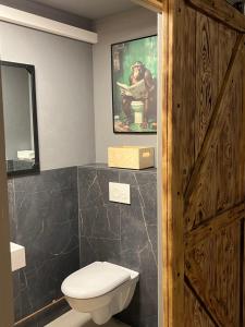 ArcにあるMieux qua lhotelのバスルーム(トイレ付)が備わります。壁に絵画が飾られています。