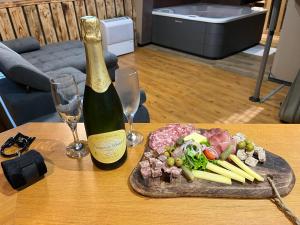 ArcにあるMieux qua lhotelのワイン1本と食べ物1皿 +20枚の写真