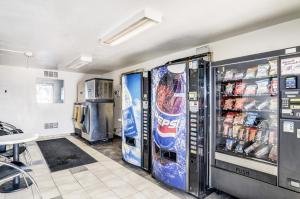 duas máquinas de venda automática numa sala com bebidas em Motel 6-Fort Collins, CO em Fort Collins
