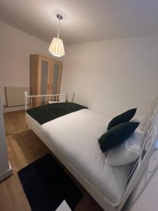 Een bed of bedden in een kamer bij The O2 Arena ExCel Canary Wharf London