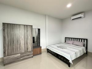 Postel nebo postele na pokoji v ubytování LikeHome สมุทรสาคร ปากทางแพ้ว