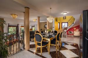 a dining room with a table and chairs at Villa Sebenico in Šibenik