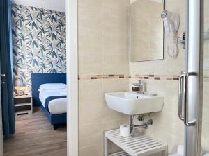 A bathroom at Porta alla Croce Guest House