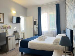 A television and/or entertainment centre at Porta alla Croce Guest House