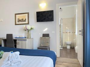 A bathroom at Porta alla Croce Guest House