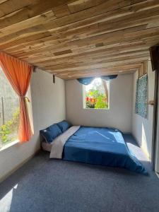 Postel nebo postele na pokoji v ubytování Đà Lạt Homestay nhà vườn giữa thành phố