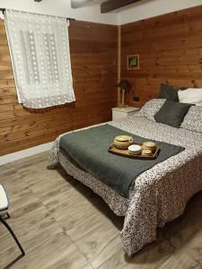 ein Schlafzimmer mit einem Bett, auf dem ein Tablett mit Essen steht in der Unterkunft La casita in Tarazona de la Mancha