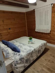 ein Schlafzimmer mit einem Bett und einem Tisch darauf in der Unterkunft La casita in Tarazona de la Mancha
