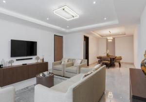 Μια τηλεόραση ή/και κέντρο ψυχαγωγίας στο 3 Bed Apartment Lekki Phase 1 Lagos