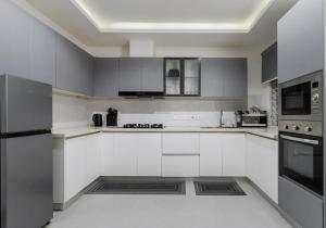 Η κουζίνα ή μικρή κουζίνα στο 3 Bed Apartment Lekki Phase 1 Lagos +4 φωτογραφίες