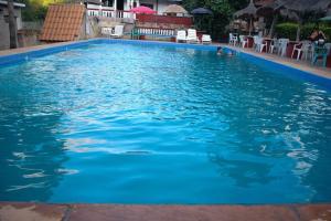 einen Pool mit blauem Wasser in einem Resort in der Unterkunft Cabaña El Bosque in Independencia