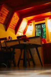 Zimmer mit einem Tisch, einem Stuhl und Fenstern in der Unterkunft Cabaña El Bosque in Independencia