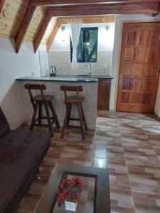 Ein Sitzbereich in der Unterkunft Cabaña El Bosque