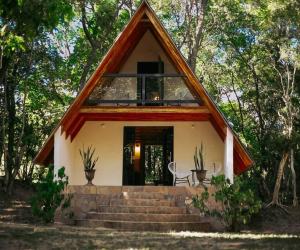 ein kleines Haus mit einer Treppe, die zur Tür führt in der Unterkunft Cabaña El Bosque in Independencia