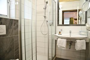 A bathroom at Hotel Tannenhof