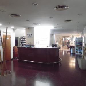 un gran vestíbulo con recepción en una tienda en Adrazi Internacional, en Buenos Aires 10 fotos más